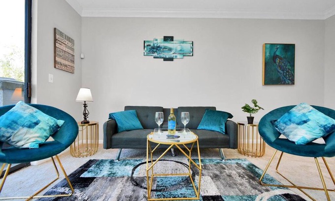 Braeswood Place Apartment | The Turquoise Suite