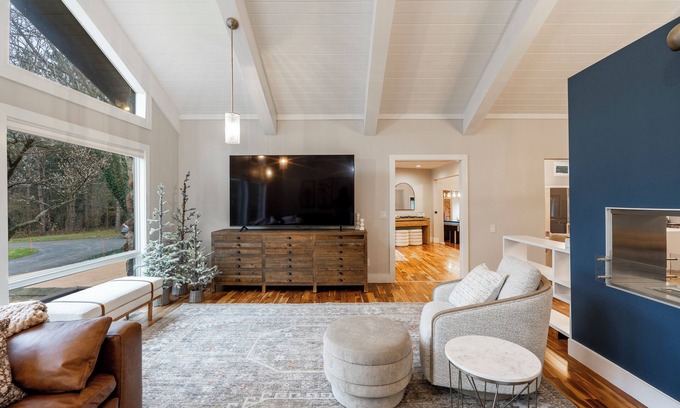 Milford House | The ultimate entertaining space complete with indoor pool for everyone to enjoy!