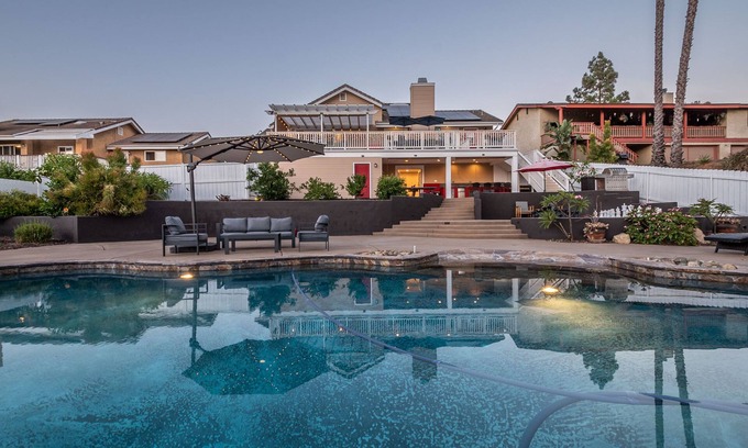 Midway House | The Ultimate Family Getaway- Game Room/Pool/Hot Tub/Human Chess!