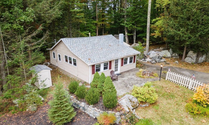 West Alton Cottage | The Ultimate Getaway at a Charming Two-Bedroom Lakeside Cottage on Winnipesaukee