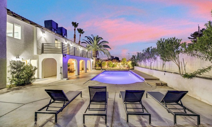 Spring Valley House | The Ultimate Getaway Pickleball, Pool & Gameroom - 10 mins from Strip