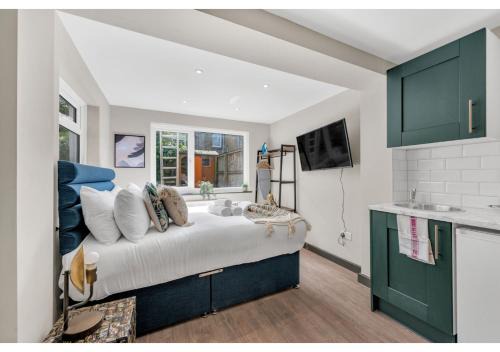 Shacklewell Apartment | The Ultimate Hangout Spot: Modern Studio