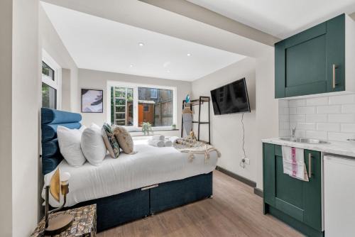 Shacklewell Apartment | The Ultimate Hangout Studio