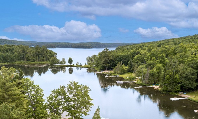 Armour Cottage | The ultimate lake front with beach, family fun getaway with endless activities!