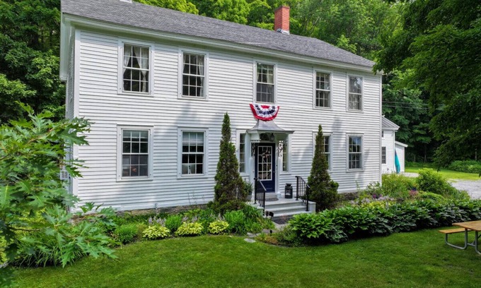 Bread Loaf House | The Upper Suites at Chipman Inn- 5 min to Middlebury College's Rikert Outdoor Center