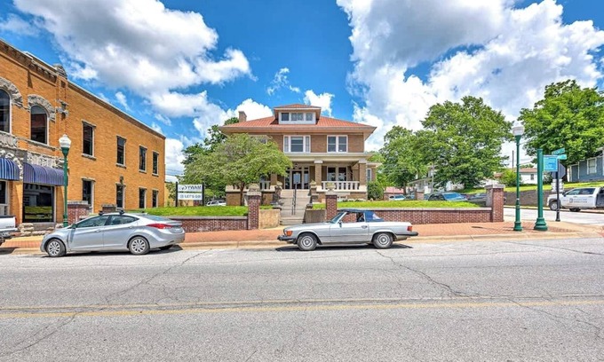 Siloam Springs House | The Uptown Suite @ The Historic Connely Harrington