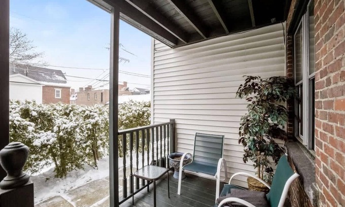 Downtown Apartment | The Urban Green: Stylish Downtown Hideaway
