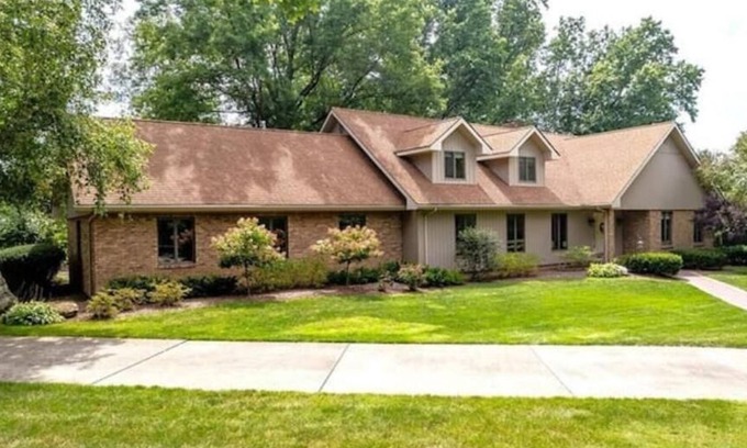 Fowler House | The Urban Lake House: Near Avalon Grand Resort