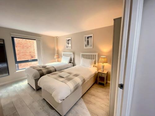 Chinatown Apartment | The Urban Retreat sleeping 6 guests with Parking & Balcony