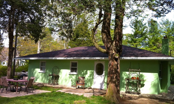 Glenn Cottage | The Green Cottage in charming Glenn between South Haven and Saugatuck