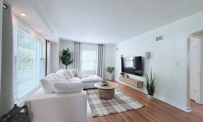 Arlington Heights House | The Vail/House/Hot Tub/Fire pit/Tesla charger/Garage