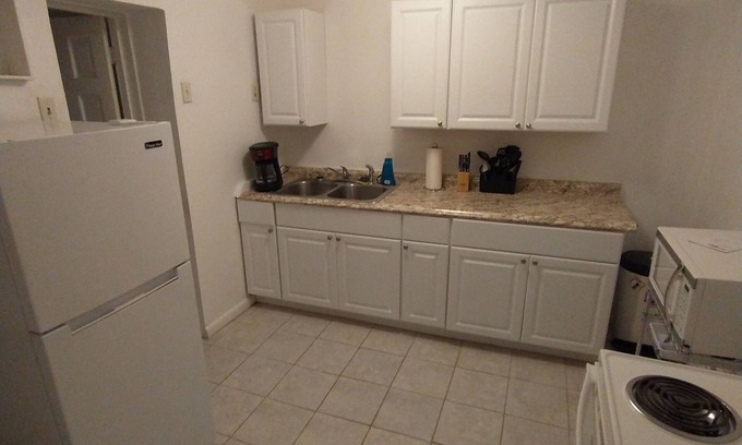 Jacksonville House | The Van Zant House Annex (Skynyrd) | Queen | Full Kitchen