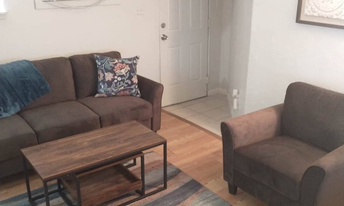 Jacksonville Apartment | The Van Zant House Haven|2 Queens|Kitchen|Nook
