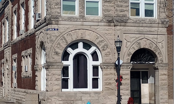 Fairfield House | The Vault /Historical 1800s Bank 7min Off I-64. Downtown Main street