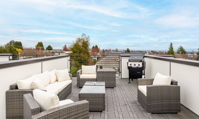Fremont House | The Venture Cityscape by HomeSliceStays