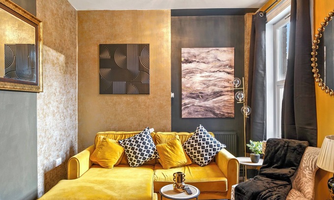 Canterbury House | The Vibrant Shamrock Canterbury Retreat | Hot Tub | Groups | Stylish & Spacious