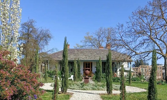 Clunes Apartment | The Vicarage At Clunes. Luxury French style villa.