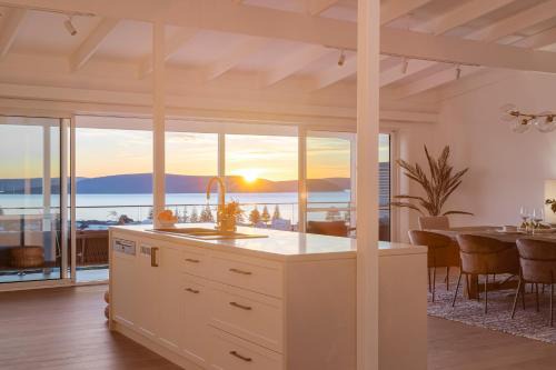 Middleton Beach House | The View, Albany Holiday House
