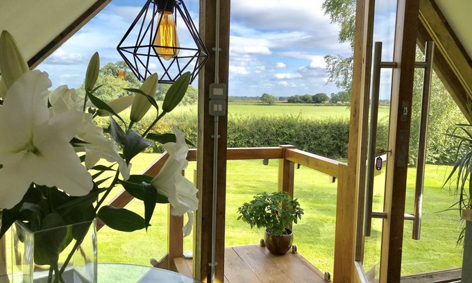 Nantwich Apartment | THE VIEW, CHESHIRE COUNTRYSIDE STUDIO WITH TUB BATH & HOT TUB, NEAR NANTWICH