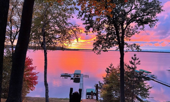 Lake Shore House | “The View on Gull” Spacious 4-bedroom plus loft house with 100’ on Gull Lake