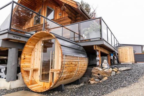 Vernon Ski Chalet | The View Point Lodge Cozy Log House with Hot Tub