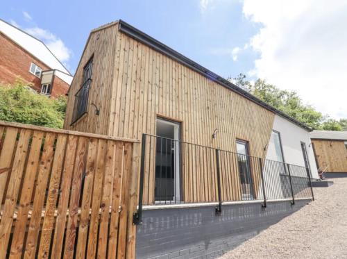 Hartshill Apartment | The View - Private Car Park with CCTV - Fast WiFi - Contractor Friendly - Nature & Wildlife Retreat for Business Stays or Relaxing Couples Getaways