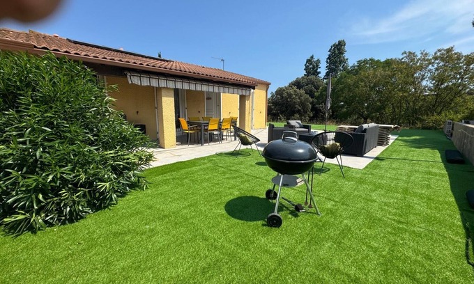 Florensac Villa | The "Villa Maeva" sleeps 6, has a swimming pool, parking and garage 15 minutes from the beach.