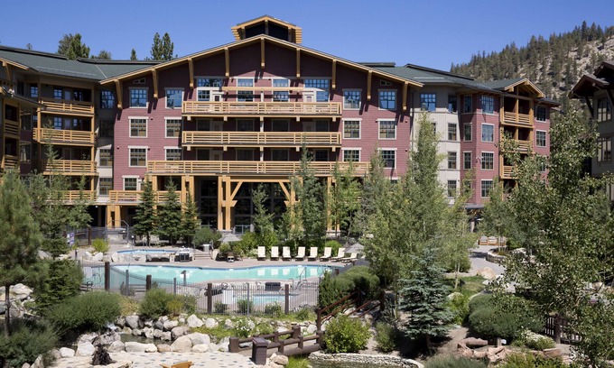 Mammoth Lakes Hotel | The Village Lodge