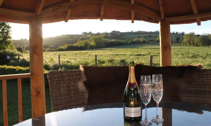 Winchcombe Apartment | The Vine - A Luxurious House Wing with Stunning Views & Skylight for Stargazing