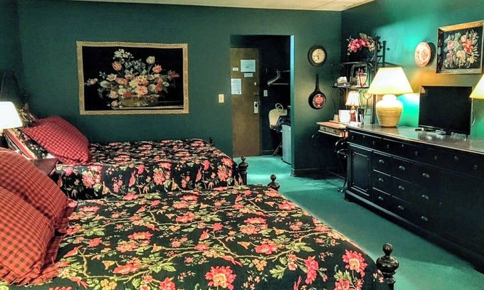 Elkhart Lake Villa | The Vintage Elkhart Lake Room First Floor