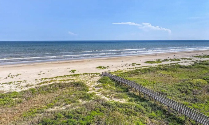Pointe San Luis House | The Vintage of Galveston-Beach Views!/Pets!/Pool!