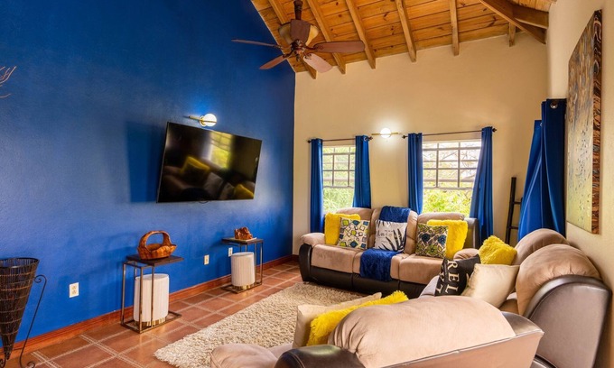 Charlestown Villa | The Vintage Sanctuary - 3 mins drive to the beach!