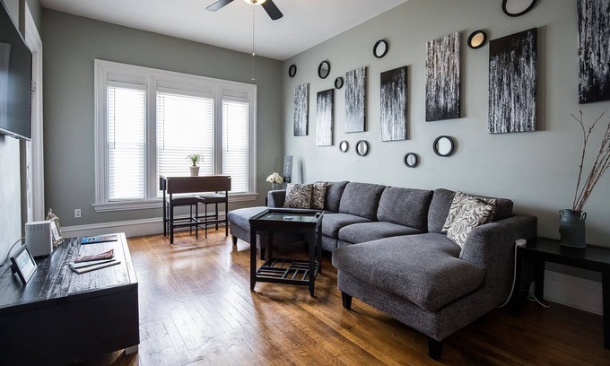 Providence Apartment | The Vintage Victorian - 3 Queen Beds / Large Rooms