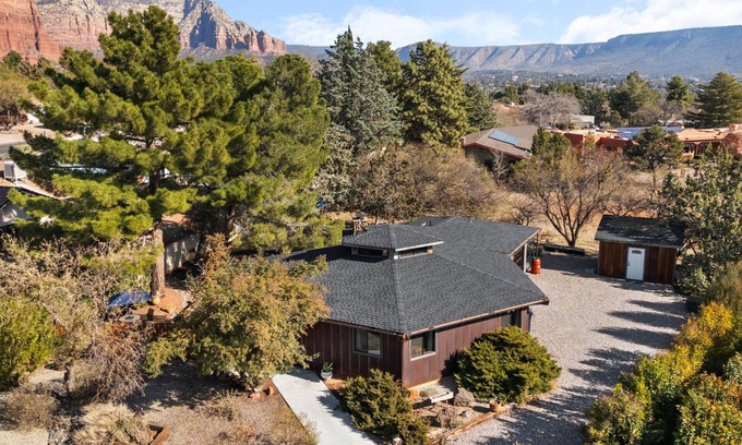 Oak Creek House | "THE VOC" an eclectic octagon house w a 360° lookout loft & RED ROCK views!