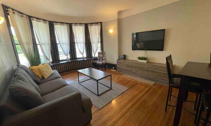 York - Haig Apartment | The Wanderlust 2 BEDS 1 BATH