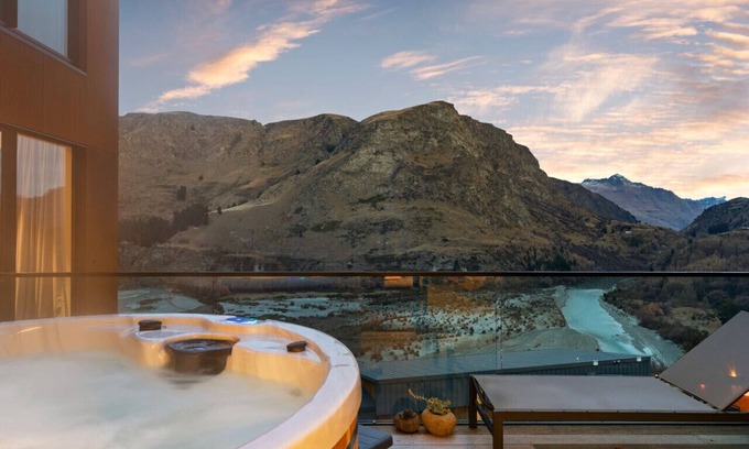 Arthur's Point Apartment | The Wanderlust- Luxurious Queenstown Retreat, views, Hot tub, free parking