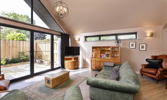 North Sea Cottage | The Warehouse - sleeps 4 guests in 2 bedrooms