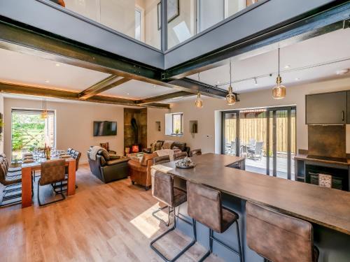 Arnold House | The Warren - Uk42858