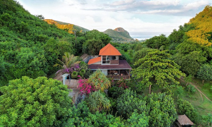 Gerupuk Villa | The Watch House, Gerupuk Bay - Tropical Villa in Surfers' Paradise