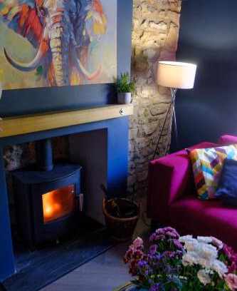 Pilning House | The Wave Cottage - 3 Bedroom with off road Parking for 3 Cars or Vans & EV point