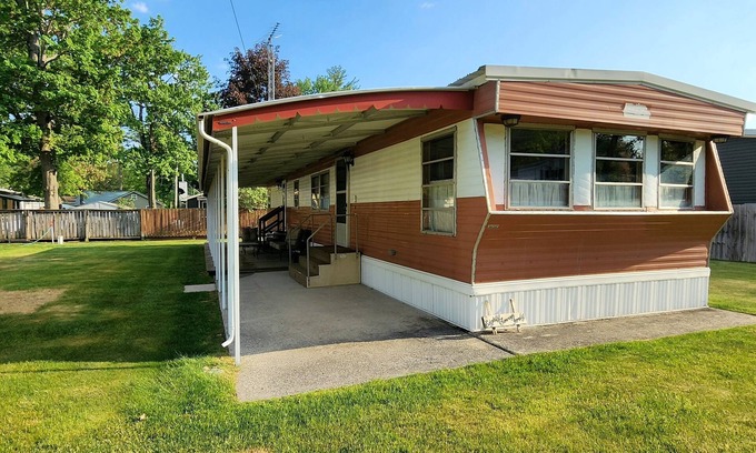 White Cloud House | The Way Back - Groovy 1970s Time Capsule – Retro Vibes, Modern Comfort!