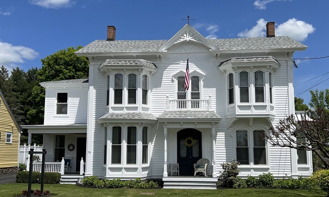 Milford House | The Weathervane Majestic home, Recent renovation, pool, 5 minutes to Dreams Park