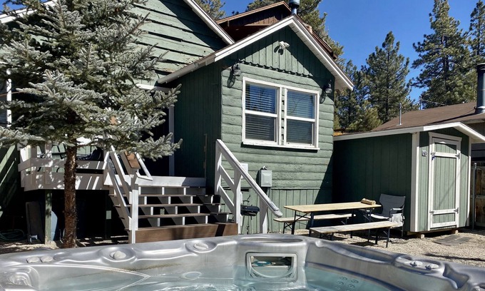 Patton Cabin | The Wee Cabin - Modern studio style property with private hot tub and lake adjacent views!