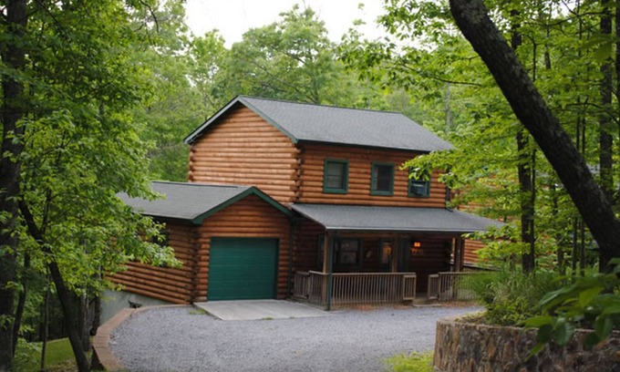 True Cabin | The West Virginian 3 storey log cabin in 10 acre wooded area adjacent to Pipestem State Park and Resort.