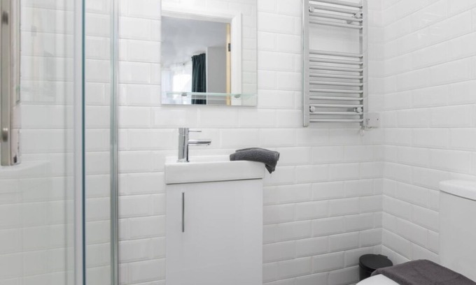 Blackpool Town Center Apartment | The Western Room 4-Room Only-Sleeps 5