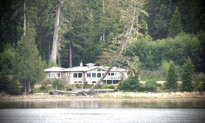 Port McNeill House | "The WhaleHouse"~ Upscale, 4000 Sq Ft Home For Large Family/3.8 acres