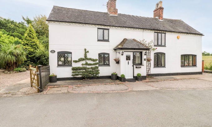 Winshill Cottage | THE WHITE COTTAGE, family friendly, with hot tub in Swadlincote