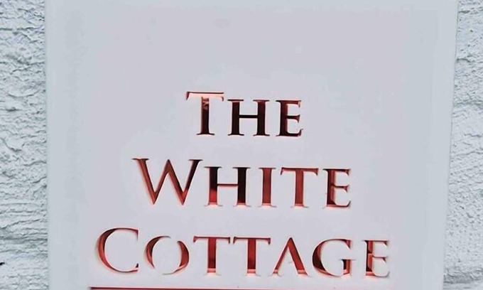 Upper Dicker House | The White Cottage at Gildridge + Private Hot Tub