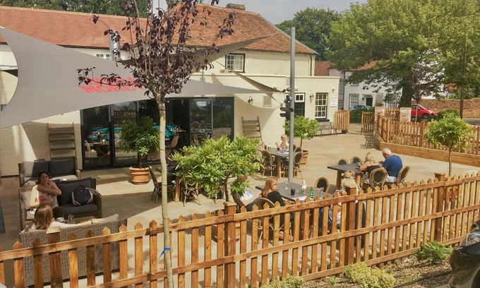 Hertford Hotel | The White Horse