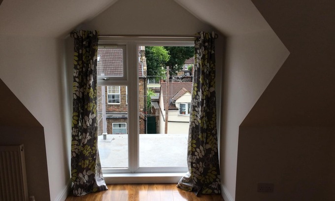 Cricklewood House | The White House 7 DOUBLE BED HOUSE FULLY-EQUIPPED